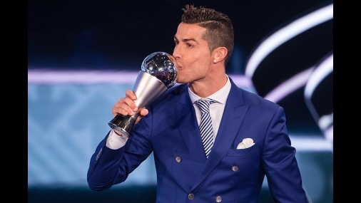 Cristiano Ronaldo é eleito melhor do mundo e 'cola' em Messi na premiação da Fifa