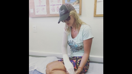 Val Marchiori sofre acidente na praia: 'Quase tive que amputar a mão'