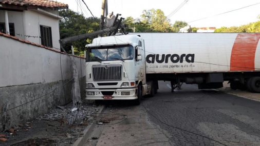 Caminhão bate em muro da Vila Pedroso, em Cerquilho
