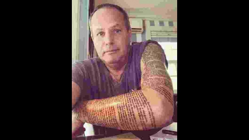 Jayme Monjardim tatua textos bíblicos em seu braço