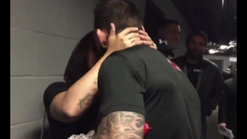 Demi Lovato beija Guilherme Bomba depois de luta