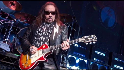 Ex-guitarrista do Kiss toca em SP e não recusaria retorno à banda