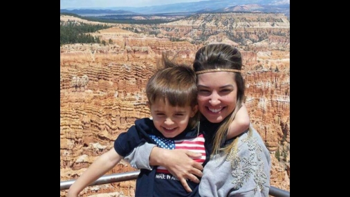 Mãe resgata o filho nos EUA após largar tudo e viver de favor