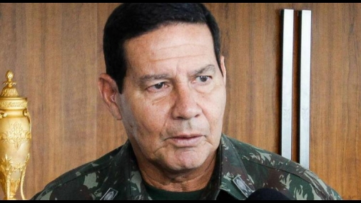 General fala em possibilidade de intervenção e é criticado por Forças Armadas