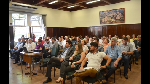 Vlamir Sandei recebe Junior Bozzella em reunião de prefeitos
