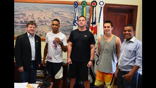 Equipe de Muay Thai visita Prefeitura