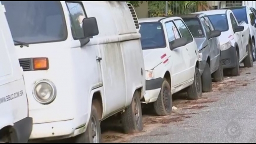 Carros abandonados em frente ao Posto de Saúde em Tietê